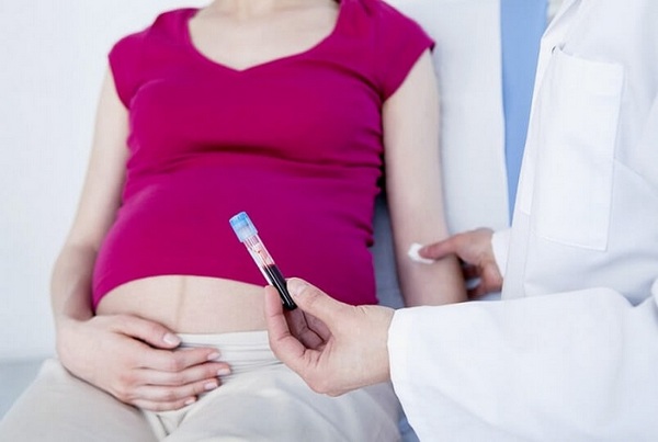 Беременной женщине нужно регулярно сдавать кровь на анализы